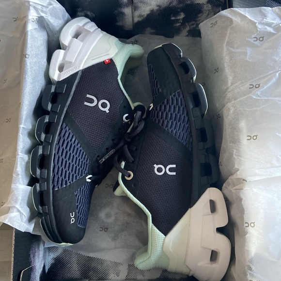 ON Women’s Cloudflyer Running Shoes - Picture 4 of 5